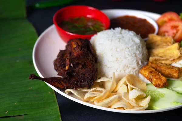 Nasi Lemak Kukus 与鹌鹑肉顶视图 马来西亚当地食品 — 图库照片