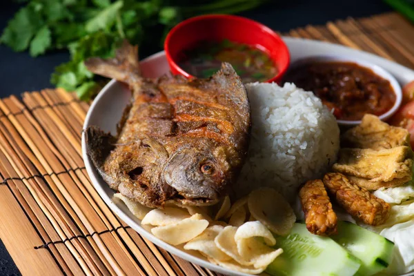 Traditionella Malaysiska Indonesiska Stekt Pomfret Fisk Ris — Stockfoto