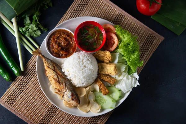 印尼鱼用米饭炒 — 图库照片