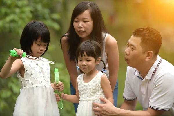 Glücklich Junge Asiatische Familie Spielt Mit Bubble Zauberstab Mit Töchtern — Stockfoto