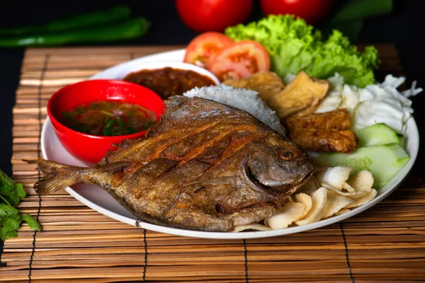 Traditionella Malaysiska Indonesiska Stekt Pomfret Fisk Ris — Stockfoto