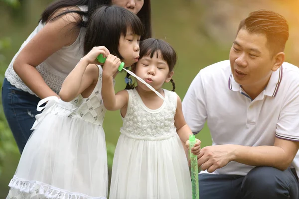 Heureux Jeune Asiatique Famille Jouer Avec Bulle Baguette Avec Filles — Photo