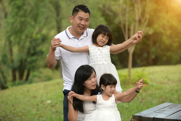 Asiatische Familie Genießt Spaziergang Der Sommerlichen Landschaft — Stockfoto
