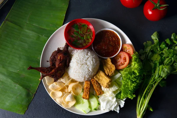 Nasi Lemak Kukus Med Vaktel Kött Ovanifrån Malaysiska Lokal Mat — Stockfoto