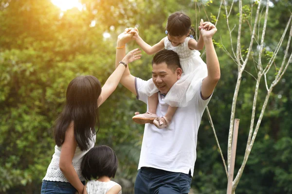 Lyckliga Asiatiska Familjen Roligt — Stockfoto