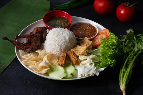 Nasi Lemak Kukus Dengan Daging Burung Puyuh Makanan Lokal Malaysia — Stok Foto