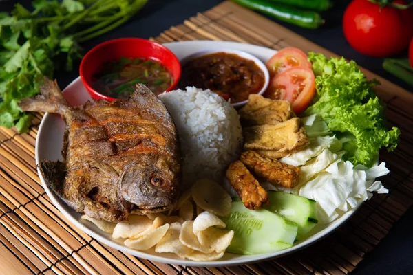 Traditionella Malaysiska Indonesiska Stekt Pomfret Fisken — Stockfoto