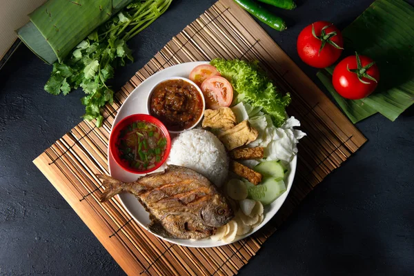 Traditionella Malaysiska Indonesiska Stekt Pomfret Fisken — Stockfoto