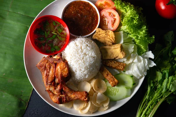 Nasi Lemak Kukus Dengan Paha Malaysian Makanan Lokal — Stok Foto