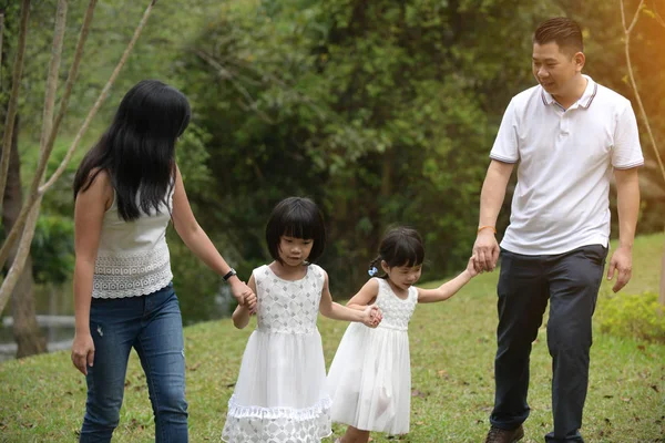 Happy Asian Family Profiter Leur Temps Dans Parc — Photo