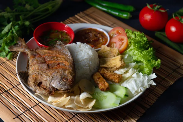 Traditionella Malaysiska Indonesiska Stekt Pomfret Fisken — Stockfoto