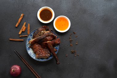 koyu arka plan ile Çin kızarmış ördek