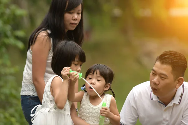 Feliz Jovem Asiático Família Jogar Com Bolha Varinha Com Filhas — Fotografia de Stock