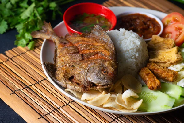 Traditionella Malaysiska Indonesiska Stekt Pomfret Fisken — Stockfoto