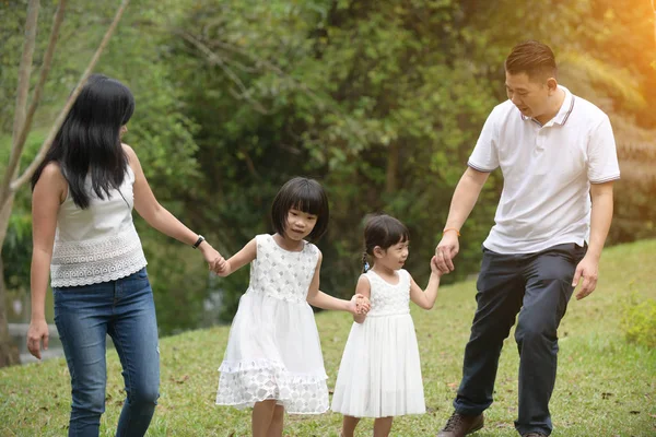 Happy Asian Family Enjoying Time Park — Zdjęcie stockowe