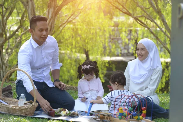 Muslimische Malaiische Familie Genießt Picknick Park — Stockfoto