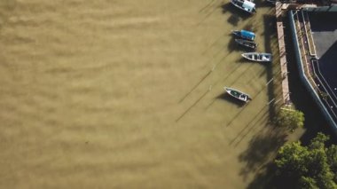 kahverengi çamurlu deniz, nehir Haliç çevresinde dron görünümü