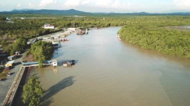kahverengi çamurlu deniz, nehir Haliç çevresinde dron görünümü