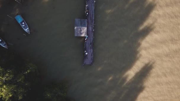 棕色泥泞的海的无人机看法 河在河口附近 — 图库视频影像