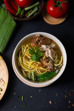 Geleneksel Asya şehriye çorbası üstten görünüm siyah yüzeyi