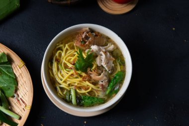 Siyah Masa üzerinde geleneksel Asya şehriye çorbası yüksek açılı görünüş