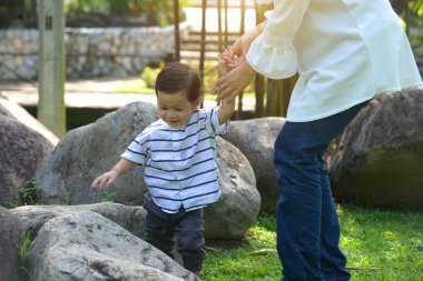 Anne ve çocuk parkta oynarken kırpılmış