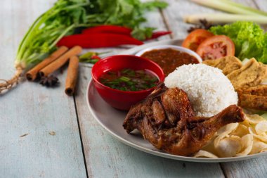 yakın çekim, Nasi Campur Ayam Betutu, pilav tavuk yemeği beyaz ahşap tablo ile vurdu