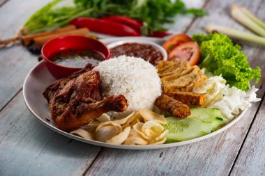 yakın çekim, Nasi Campur Ayam Betutu, pilav tavuk yemeği beyaz ahşap tablo ile vurdu