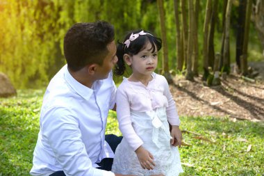 Baba ve kızı Parkı'nda birlikte vakit