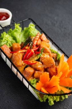 Heyecan yakın çekim çekim siyah tuzlu yumurta soslu domuz eti kızartma