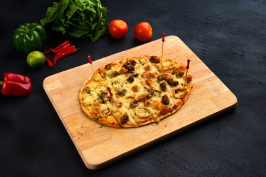 yakın çekim çekim deniz ürünleri pizza ve koyu arka plan domates