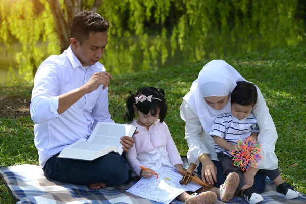 Güzel Asyalı Aile Birlikte Parkta Eğitim — Stok fotoğraf