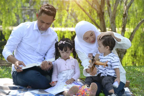 Família Malaia Feliz Estudando Juntos Grama Parque — Fotografia de Stock