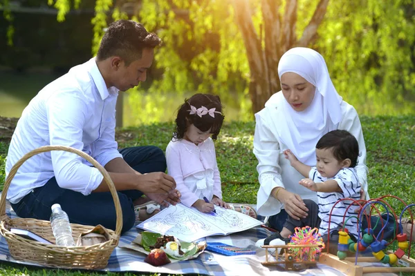Güzel Asyalı Aile Birlikte Parkta Eğitim — Stok fotoğraf