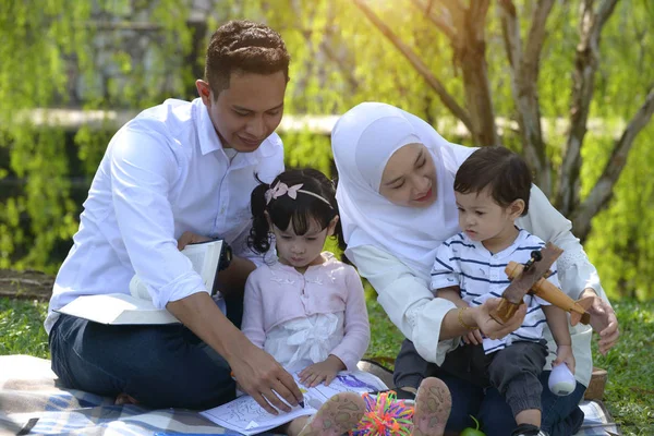 Glückliche Malaysische Familie Lernt Gemeinsam Park — Stockfoto