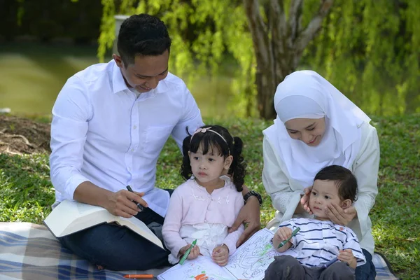 Prachtige Maleisische Familie Samen Studeren Park — Stockfoto