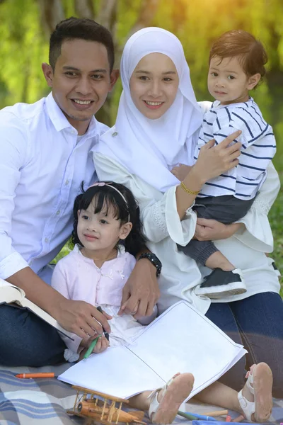 Güzel Asyalı Aile Birlikte Parkta Çim Üzerinde Oturan Kameraya Bakıyor — Stok fotoğraf