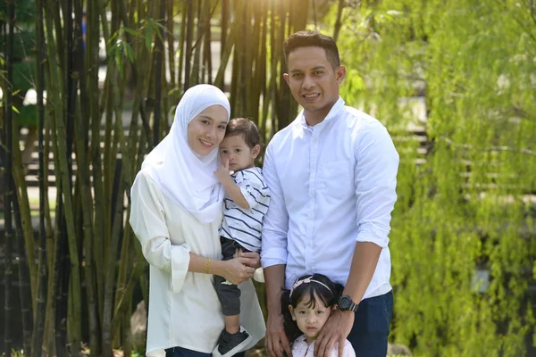 Güzel Asyalı Aile Ayakta Birlikte Parkta Kameraya Bakıyor — Stok fotoğraf