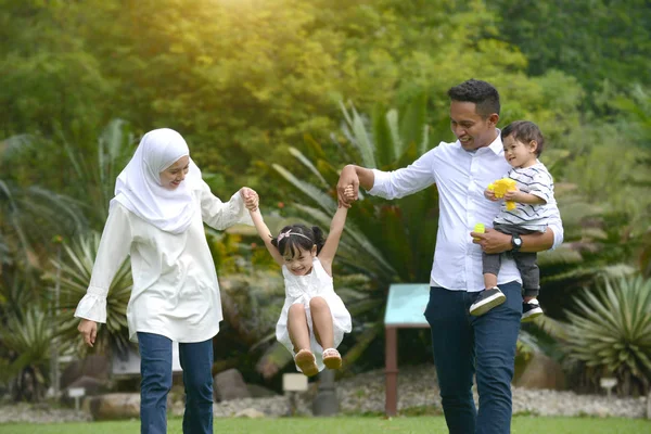 Bela Asiático Família Jogar Juntos Parque — Fotografia de Stock