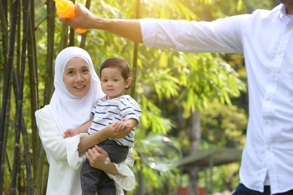 Šťastný Matka Otec Hrát Mýdlovými Bublinami Jejich Synem Parku — Stock fotografie