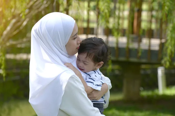 Malese Musulmana Madre Suo Figlio Piangendo Trascorrere Del Tempo Insieme — Foto Stock