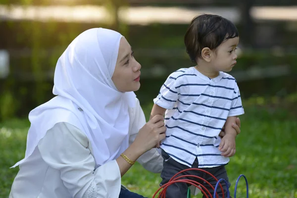 Sorridente Giovane Madre Musulmana Bambino Che Giocano Insieme Nel Parco — Foto Stock