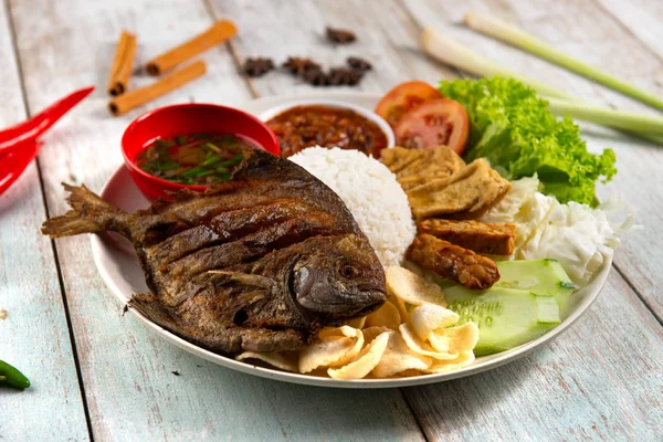 Tradicional Indonésia Peixe Frito Pomfret Com Arroz Mesa — Fotografia de Stock