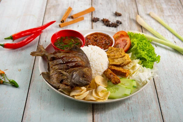 Tradisional Indonesia Goreng Ikan Pomfret Dengan Nasi Atas Meja — Stok Foto