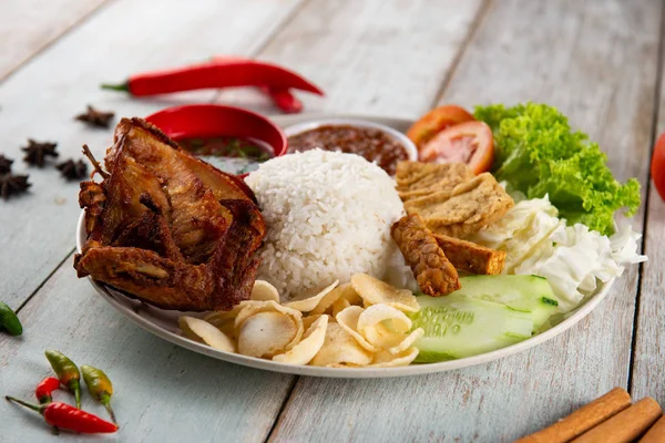 Foto Close Beras Tradisional Indonesia Lezat Dengan Ayam Meja Kayu — Stok Foto
