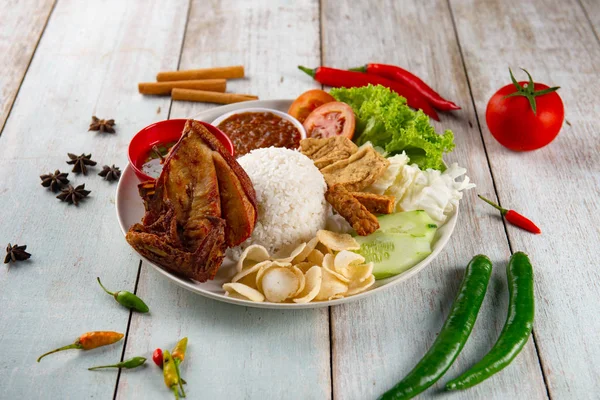 Nasi Campur Betutu 테이블에 닭고기 요리와 — 스톡 사진