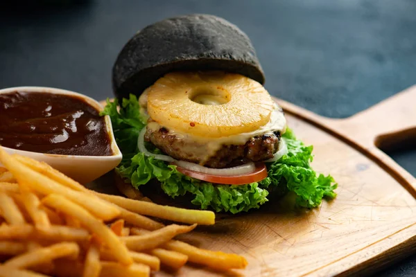 Close Shot Van Iberico Varkensvlees Hamburger Met Ananas Houten Snijplank — Stockfoto