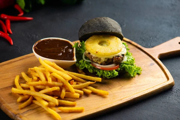 Close Shot Van Smakelijke Iberico Varkensvlees Hamburger Met Frietjes Zwart — Stockfoto