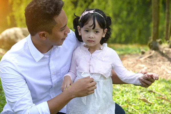 Junger Muslimischer Vater Und Tochter Spielen Park — Stockfoto