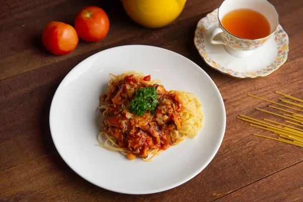 Tiro Perto Espaguete Cogumelos Bolonhês Vegetariano Mesa Madeira — Fotografia de Stock